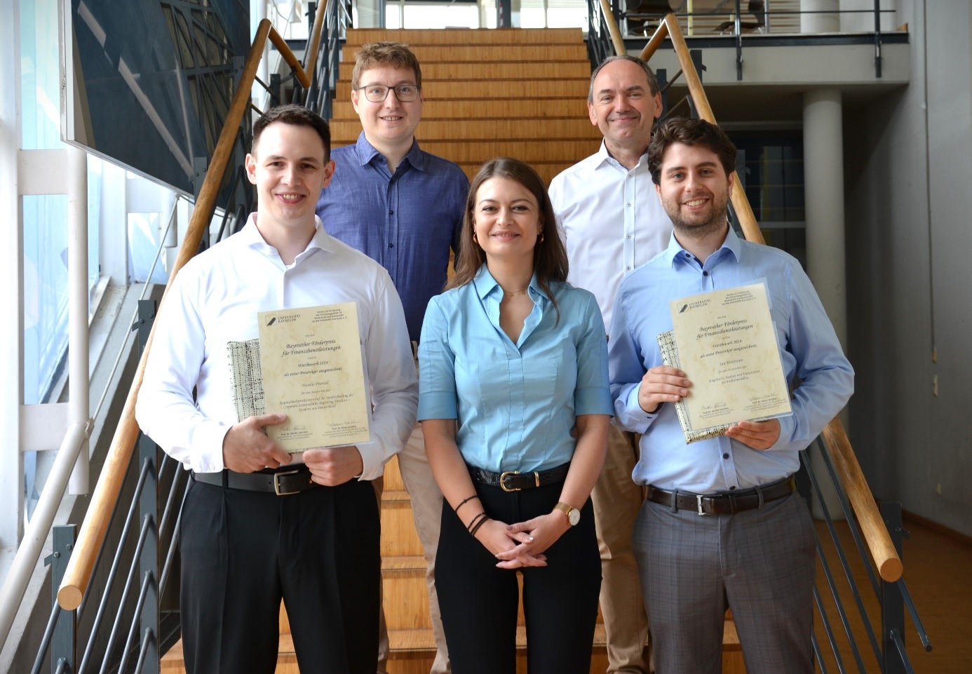 Nicolas Frenzel (Preisträger), Prof. Dr. Sven Hörner, Julia Moosmann (MLP), Prof. Dr. Klaus Schäfer, Jan Heldmann (Preisträger) (von links nach rechts)