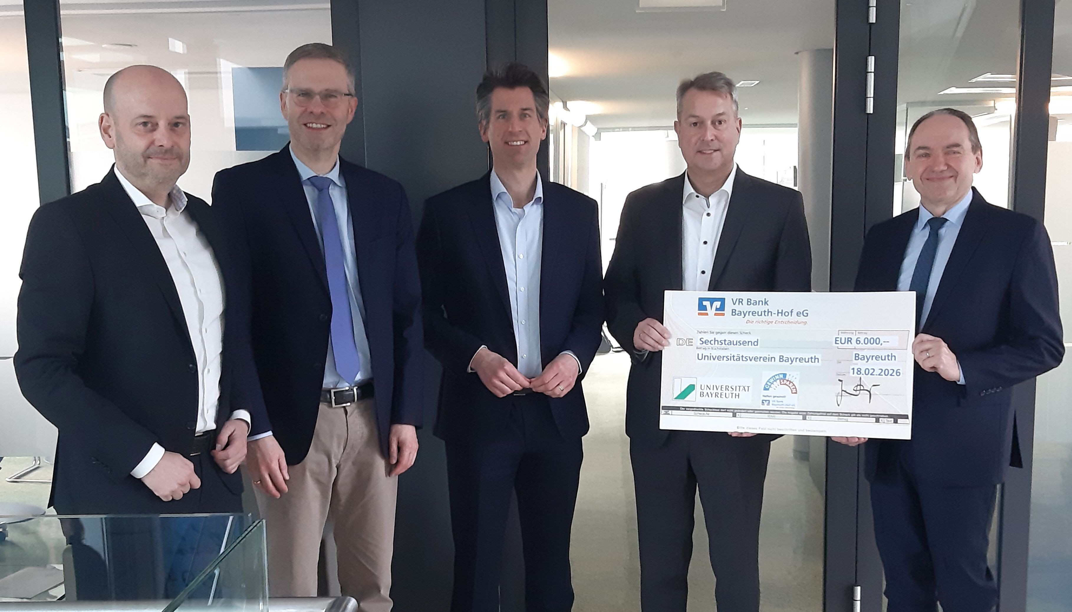 Spende VR Bank 2026 mit Prof. Dr. Dr. Alexander Brink, Prof. Dr. Rolf Uwe Fülbier, Tobias Reisse (Vorstand VR Bank Bayreuth-Hof eG), Jürgen Dünkel (Vorstand VR Bank Bayreuth-Hof eG) und Prof. Dr. Klaus Schäfer.